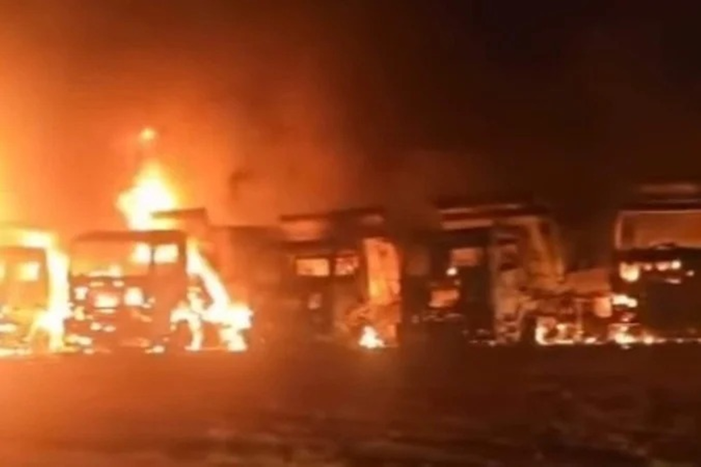 go:-incendio-destroi-caminhoes-e-maquinas-usadas-em-obra-na-br-153.-veja-o-video