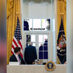 casa-branca-divulga-imagem-de-trump-“observando”-mapa-da-groenlandia