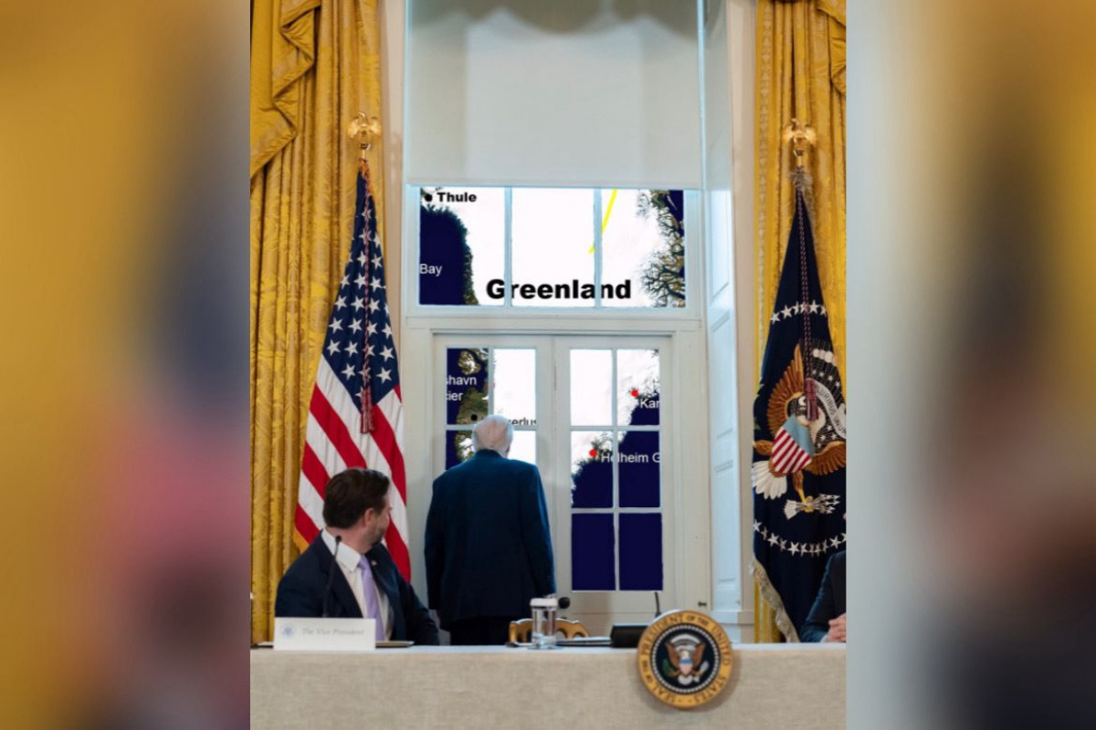 casa-branca-divulga-imagem-de-trump-“observando”-mapa-da-groenlandia