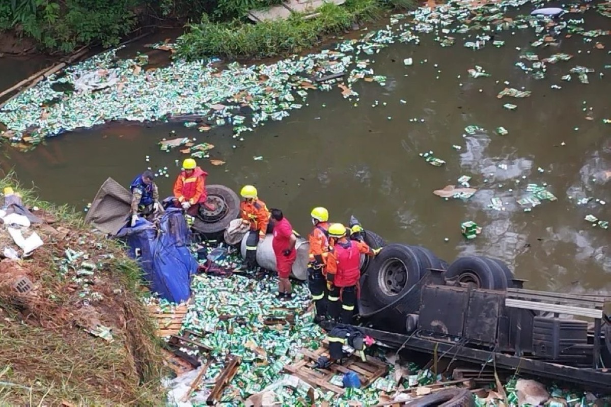 caminhao-de-cerveja-e-saqueado-apos-morte-de-motorista-em-acidente