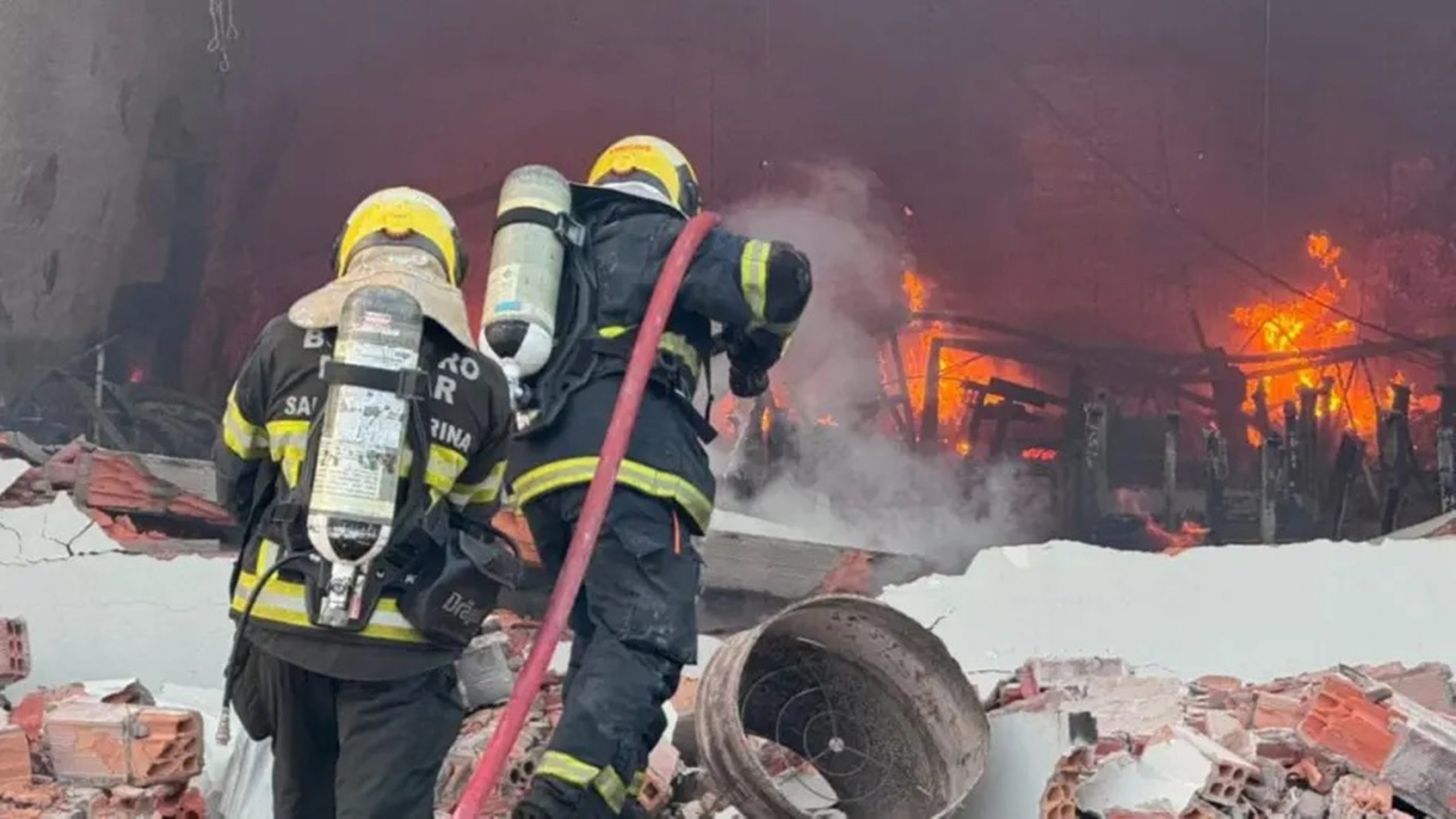 incendio-destroi-parte-de-fabrica-de-uniformes-em-sc.-veja-video