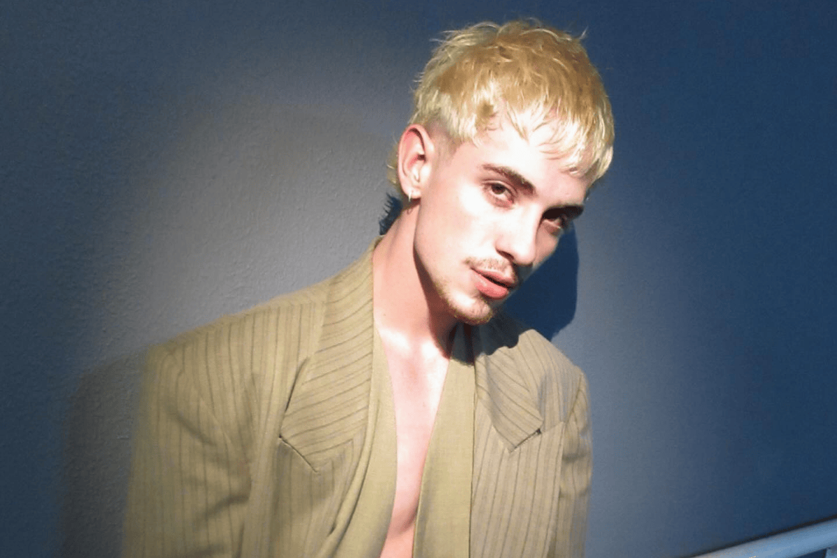 visual-de-juliano-floss-mistura-moda-urbana-e-maximalismo-performatico