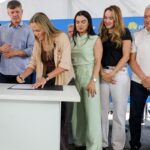 celina-assina-ordem-de-servico-para-estudo-da-obra-do-vlt-de-ceilandia