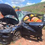 carro-bate-em-caminhao,-capota-e-deixa-motorista-e-passageiro-feridos