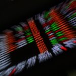 dolar-cai-e-bolsa-bate-novo-recorde-com-caso-master,-eleicoes-e-varejo