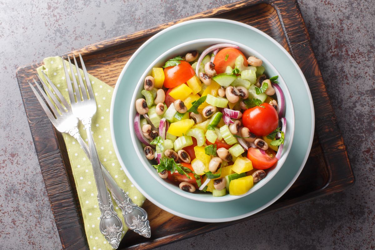 salada-de-feijao-branco-e-opcao-leve-e-facil-para-dias-quentes