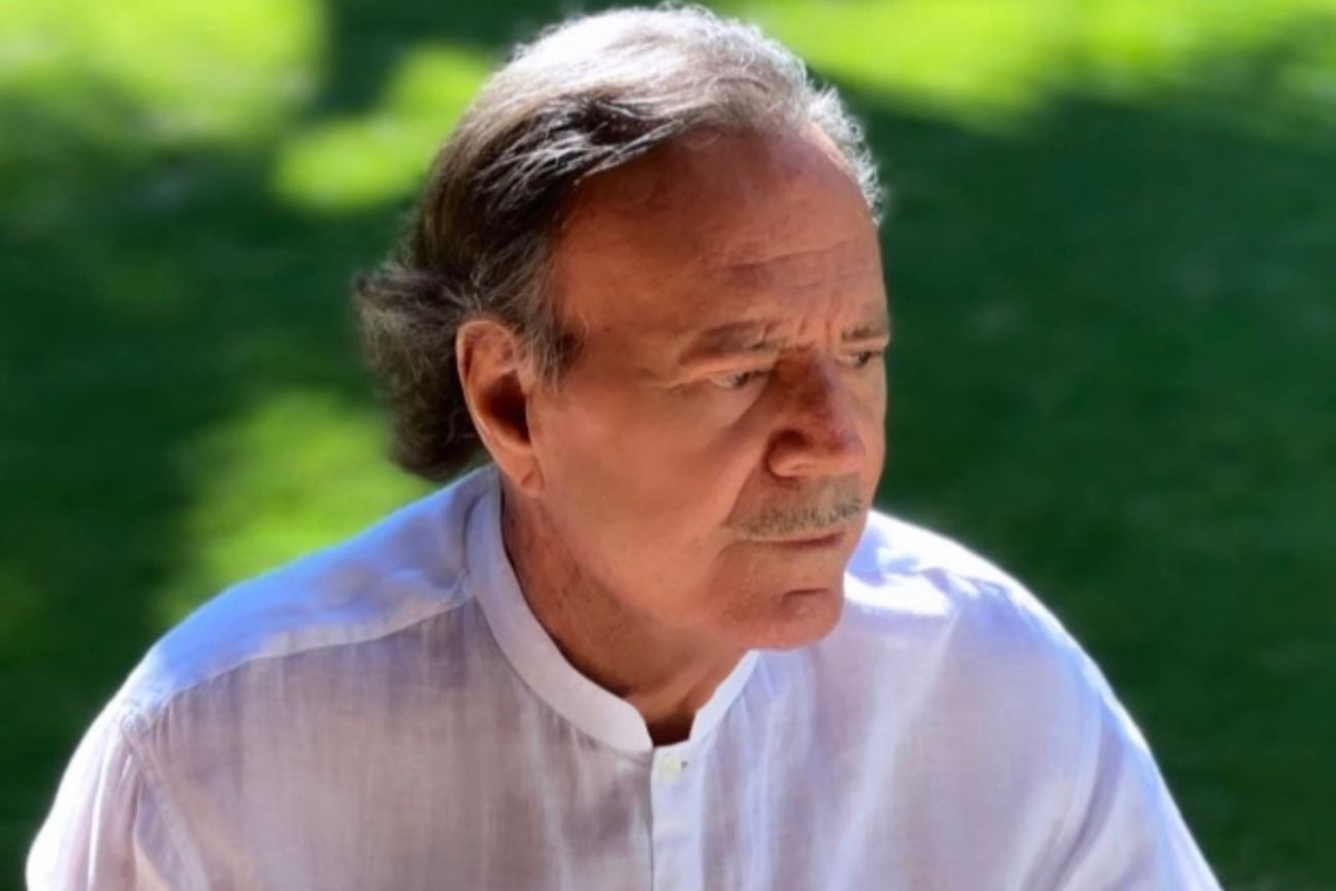 julio-iglesias-desabafa-apos-acusacao-de-assedio:-“grande-tristeza”