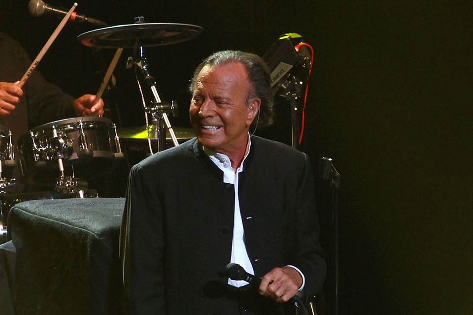 julio-iglesias-quebra-silencio-sobre-acusacao-de-abuso-sexual;-veja
