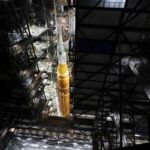 artemis-ii:-foguete-da-nasa-e-levado-para-a-plataforma-de-lancamento