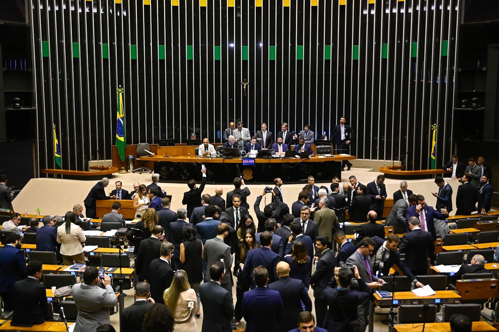 fila-de-requerimentos-e-entrave-para-cpi-do-master-prosperar-na-camara