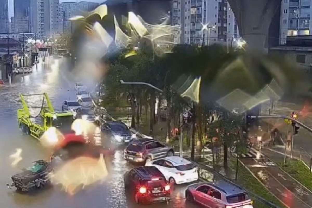 chuva-provoca-alagamentos-e-deixa-desalojados-em-dia-de-alerta-extremo