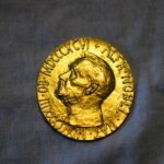 “nao-pode-ser-repassado”,-diz-nobel-sobre-doacao-de-medalha-a-trump