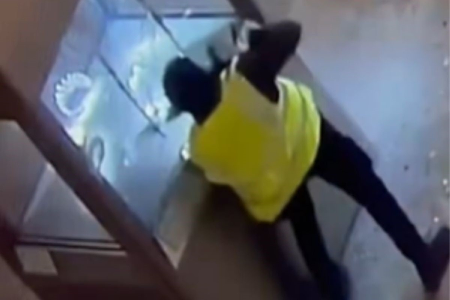 imagens-ineditas-revelam-detalhes-de-roubo-ao-museu-do-louvre.-video
