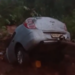 chuva-da-madrugada-(19/1):-carro-e-trator-sao-arrastados-por-enxurrada.-veja-video