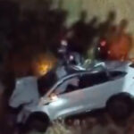 carro-cai-na-linha-ferrea-apos-perseguicao-policial-e-tiroteio-no-rio.-veja-video
