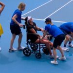 australian-open:-tenista-se-lesiona-e-deixa-quadra-de-cadeira-de-rodas