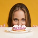 vontade-de-doce-a-noite:-o-que-seu-corpo-pode-estar-pedindo