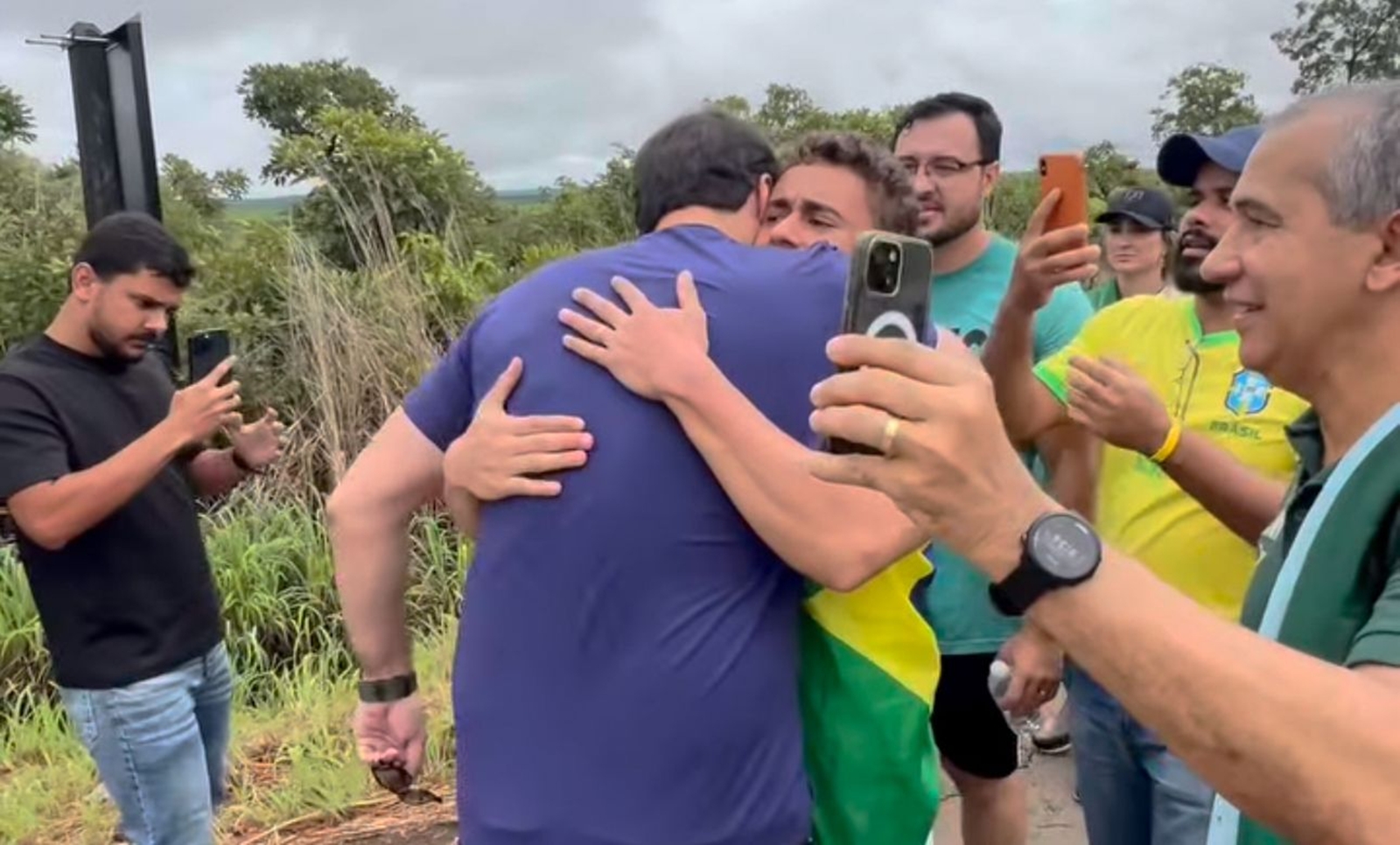 carlos-bolsonaro-se-une-a-nikolas-na-“caminhada-pela-liberdade”.-veja-video