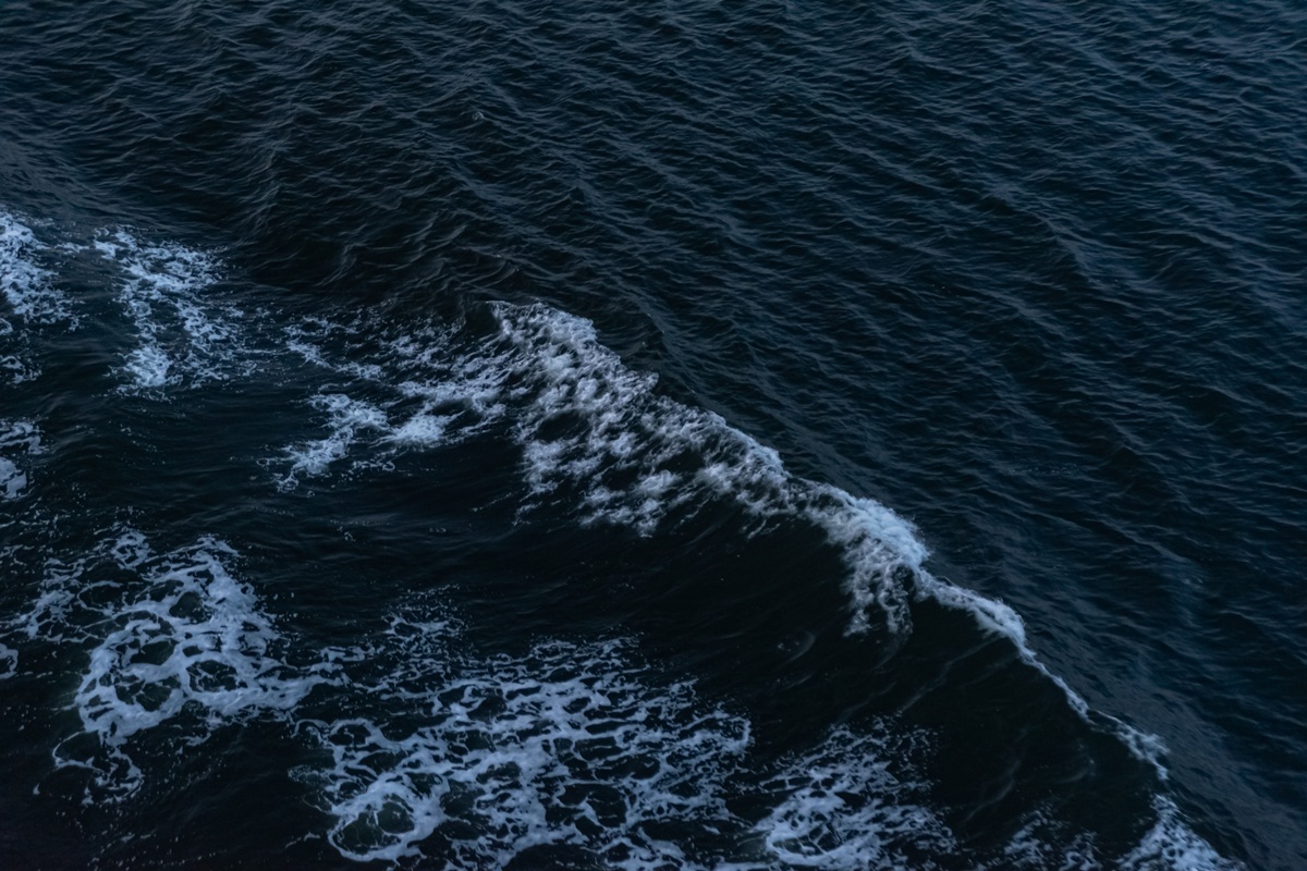 cientistas-identificam-“ondas-escuras”-que-deixam-os-oceanos-sem-luz