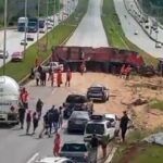 carreta-tomba,-atinge-quatro-veiculos-e-interdita-rodovia-no-df.-veja-video