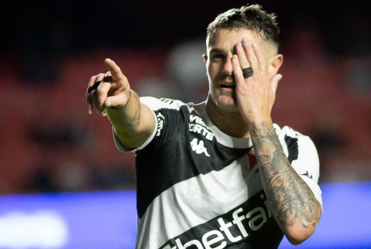 com-alusao-a-piratas-do-caribe,-cerro-anuncia-pablo-vegetti,-ex-vasco