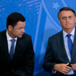 anderson-torres-ajuda-bolsonaro-a-usar-remedios-na-papudinha,-dizem-aliados