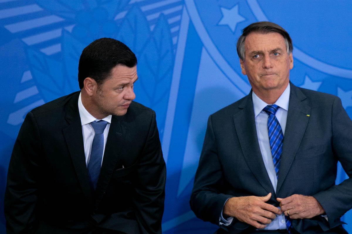 anderson-torres-ajuda-bolsonaro-a-usar-remedios-na-papudinha,-dizem-aliados