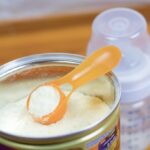 nestle-e-danone:-entenda-a-crise-das-formulas-infantis-contaminadas