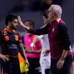 dorival-e-gustavo-henrique-criticam-arbitragem-apos-empate-no-classico