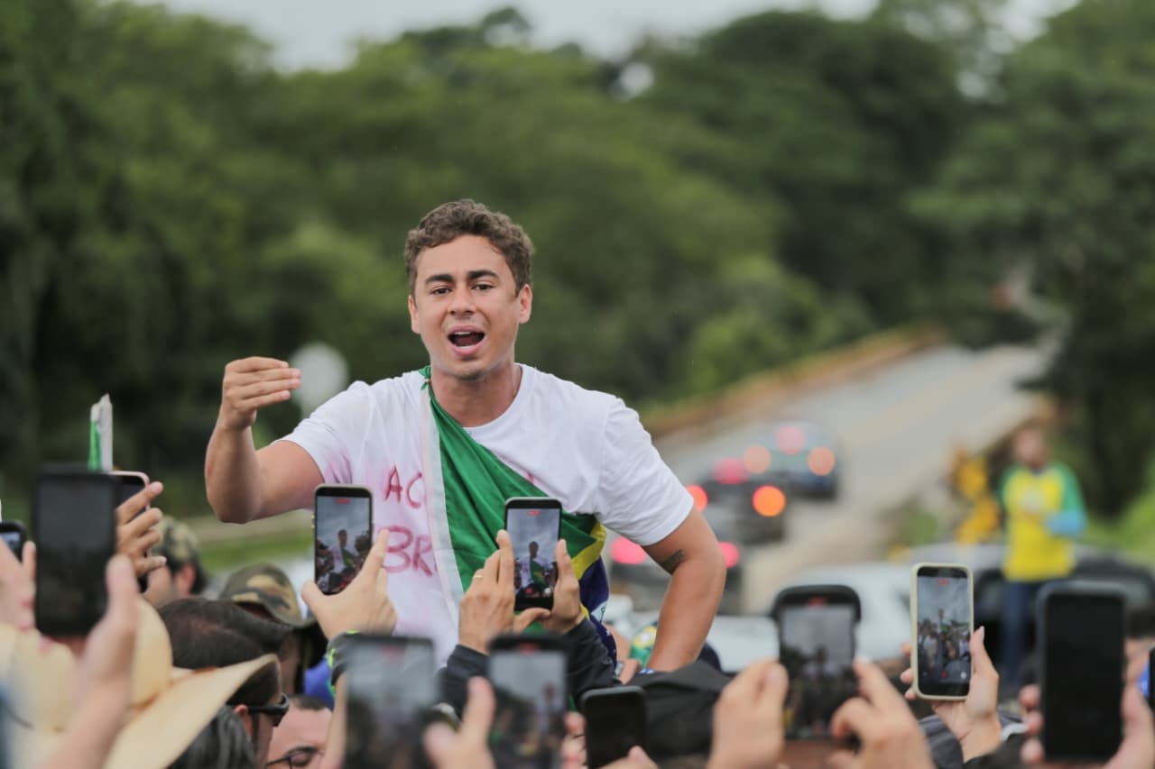sob-chuva,-nikolas-inicia-o-5o-dia-da-caminhada-pela-liberdade