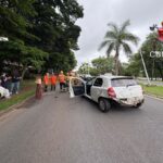 motorista-bate-em-poste-e-acerta-outro-veiculo-no-eixinho.-veja-video