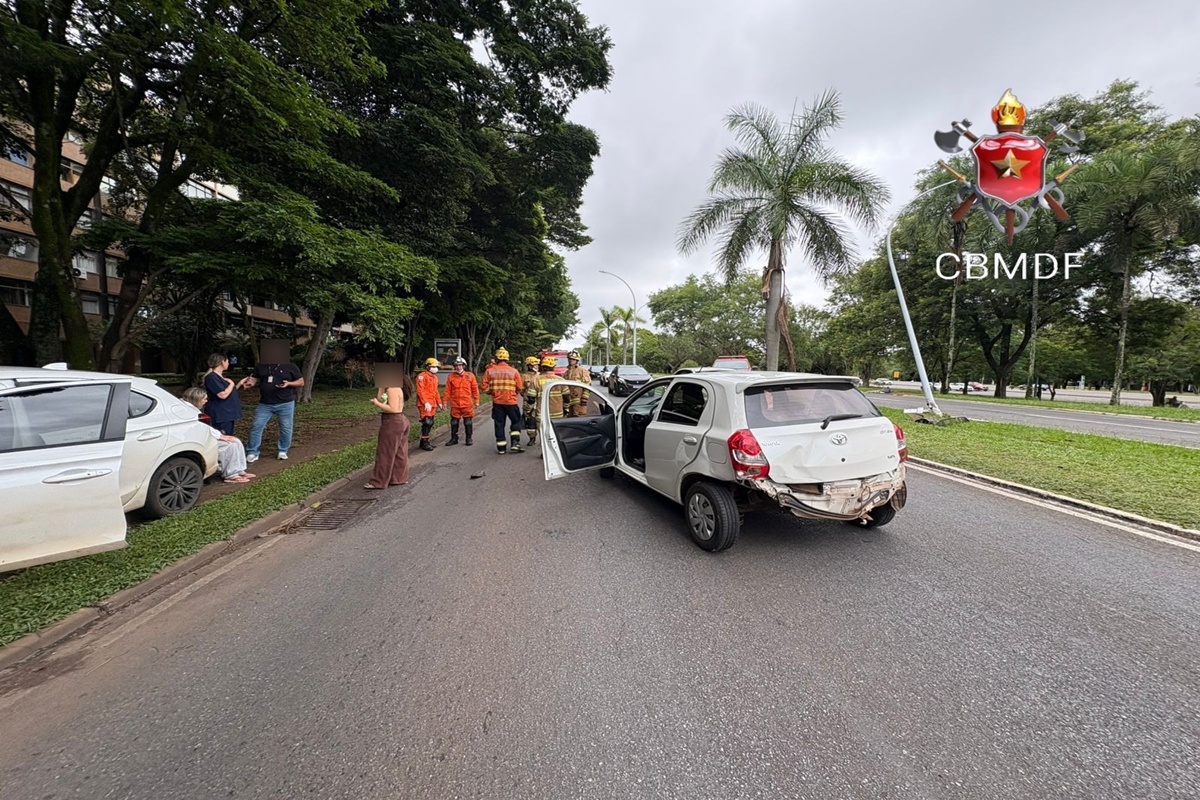 motorista-bate-em-poste-e-acerta-outro-veiculo-no-eixinho.-veja-video