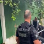 “perdi”:-policia-flagra-criminosos-armados-prestes-a-roubar-casa-no-rj.-veja-video
