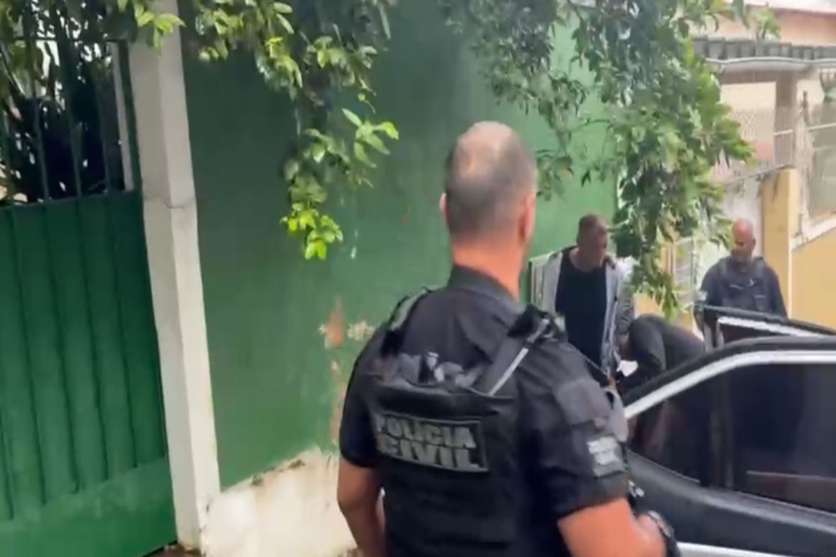 “perdi”:-policia-flagra-criminosos-armados-prestes-a-roubar-casa-no-rj.-veja-video