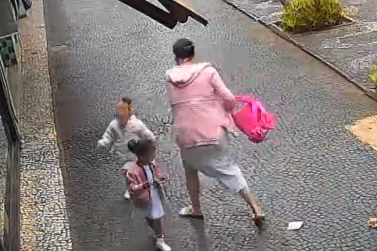 mae-derruba-propria-filha-no-chao-apos-dar-tapas-na-cabeca-da-crianca.-video