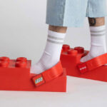 lego-x-crocs:-collab-traz-calcado-no-formato-de-blocos-de-montar