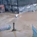 motociclista-e-engolido-por-enxurrada-e-moradores-o-resgatam-com-corda.-veja-video