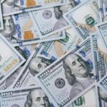 dolar-abre-em-queda-com-mercado-a-espera-de-juros-no-brasil-e-nos-eua
